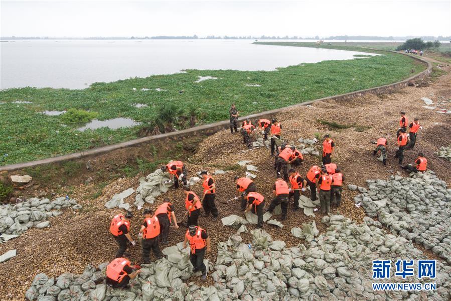 （防汛抗洪）（1）湖南津市：抗洪抢险进行中