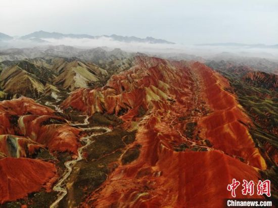 图为造型奇特，色彩斑斓的张掖丹霞地貌。(资料图) 杨艳敏 摄