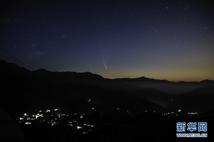 （新华视界）（1）尼欧怀兹彗星现身北京夜空