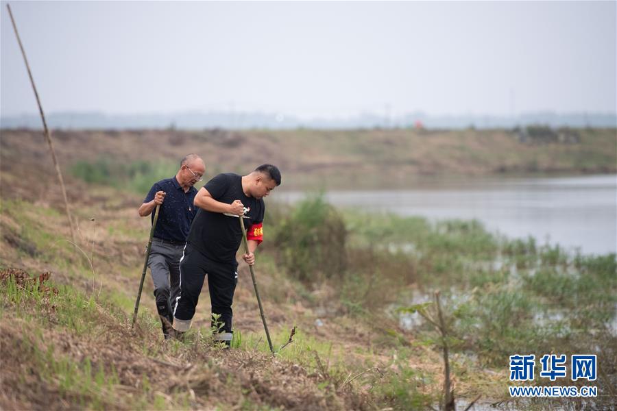 （防汛抗洪·图文互动）（1）在大堤上成长，为人民守护——洪水中的青年“生力军”