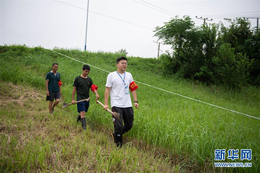 （防汛抗洪·图文互动）（3）在大堤上成长，为人民守护——洪水中的青年“生力军”