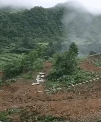 ▲石门县发生大型山体滑坡，塌方量约200万方。动图来源：央视新闻