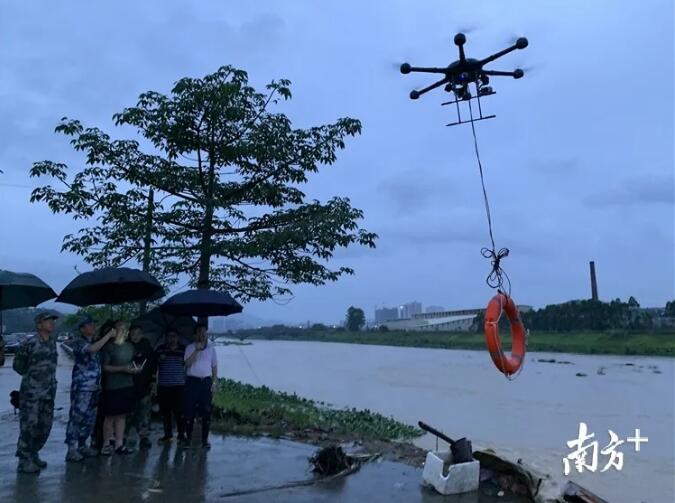 ▲无人机开展救援。图片来源：南方+