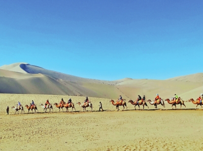 敦煌旅游持续升温 鸣沙山月牙泉单日游客量破万