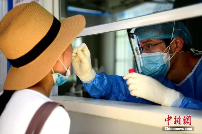 资料图:市民正在进行咽拭子采样。<a target='_blank' data-cke-saved-href='http://www.chinanews.com/' href='http://www.chinanews.com/'>中新社</a>记者 王东明 摄 点击进入下一页