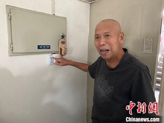 8月1日开始,乌鲁木齐市幸福城市花园社区为孤寡老人安装反向呼叫铃,老人使用安装好的反向呼叫门铃。 张洁 摄 8月1日开始,乌鲁木齐市幸福城市花园社区为孤寡老人安装反向呼叫铃,老人使用安装好的反向呼叫门铃。 张洁 摄