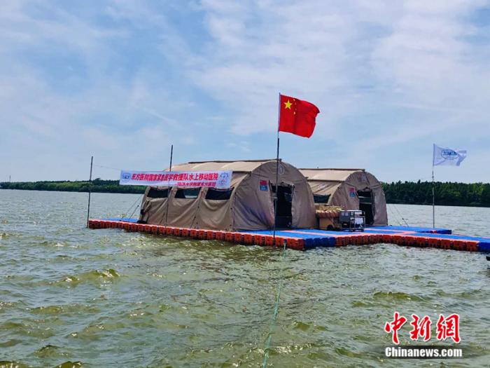 演习中使用的“水上移动医院”由浮动平台和2个可拆卸式医疗帐篷组成。东方医院供图 点击进入下一页