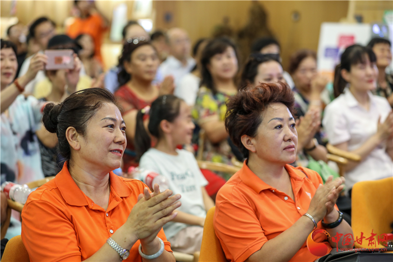 社区居民认真聆听