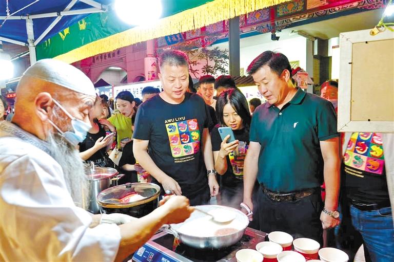 郑州餐饮同行“打卡”金城夜市：“月光下的兰州美食，唇齿留香”