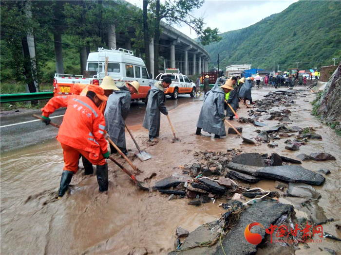 甘肃定西强降雨 三条公路水毁严重 