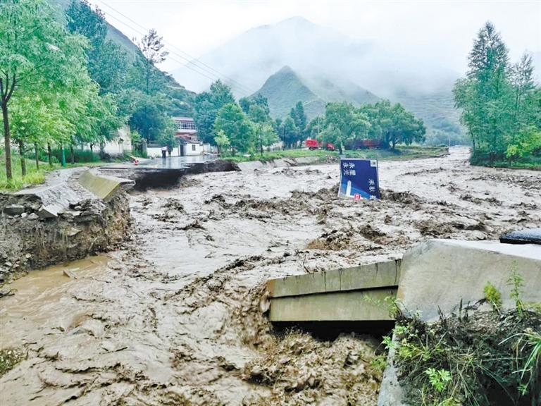 暴雨袭击定西岷县漳县 境内两条国道遭水毁中断 过往车辆要绕行