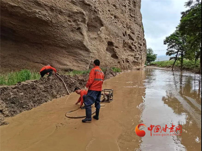 【关注】甘肃多地抢修水毁公路全力保障道路通畅