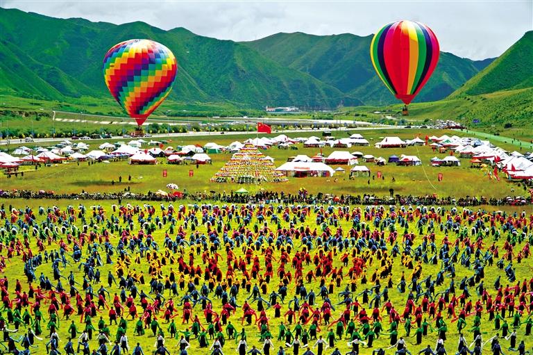 甘南碌曲草原3000人跳起锅庄舞