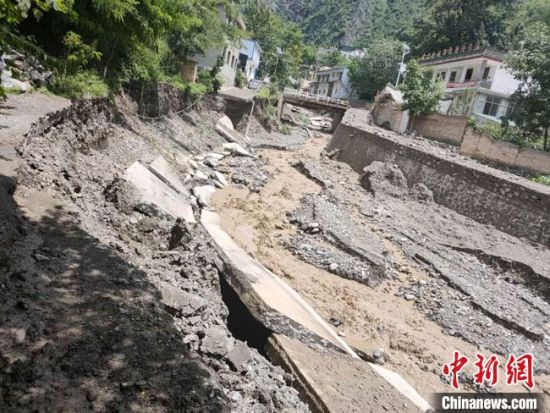 8月6日至7日，甘肃陇南市宕昌县出现大范围雷阵雨天气，部分地方暴发山洪。　高付军 摄