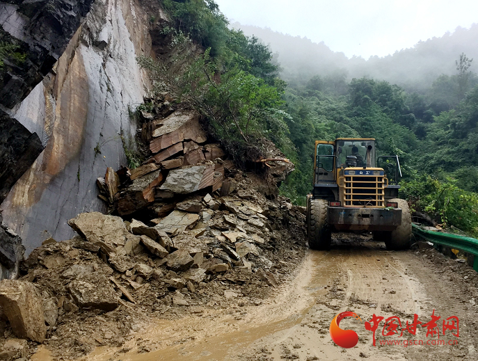 康县长坝镇：暴雨中，干群接力救援受伤群众