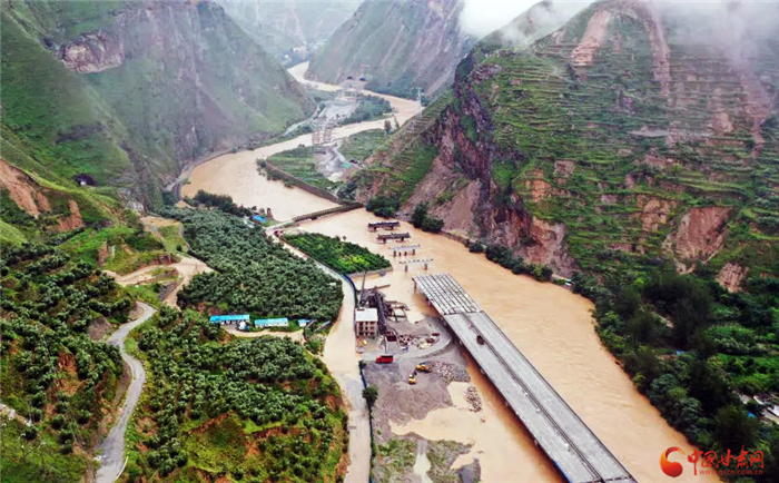 甘肃3地遭遇持续强降雨 “藏青蓝”奋战一线防汛抢险（组图）