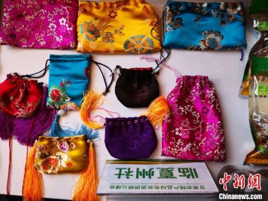 图为甘肃临夏州展示的农产品。　刘薛梅 摄