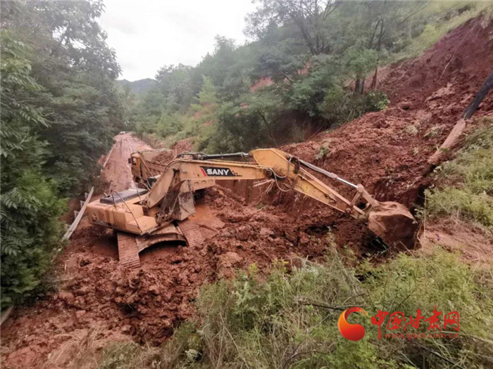 【关注陇南讯情】公路部门紧急抢修国道345线武都甘泉镇双沟村附近山体滑坡道路