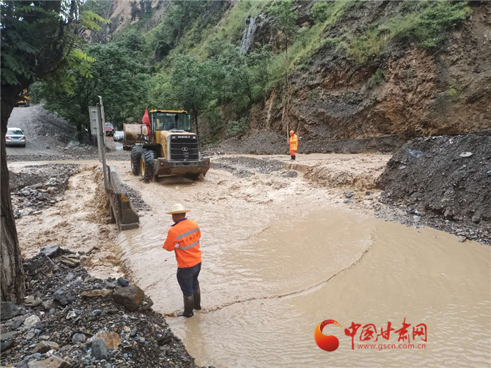 陇南文县又遭强降雨袭击 通过灾区主干道已被打通