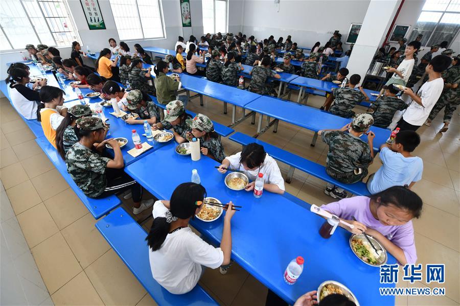 （社会）（3）自助午餐 厉行节约