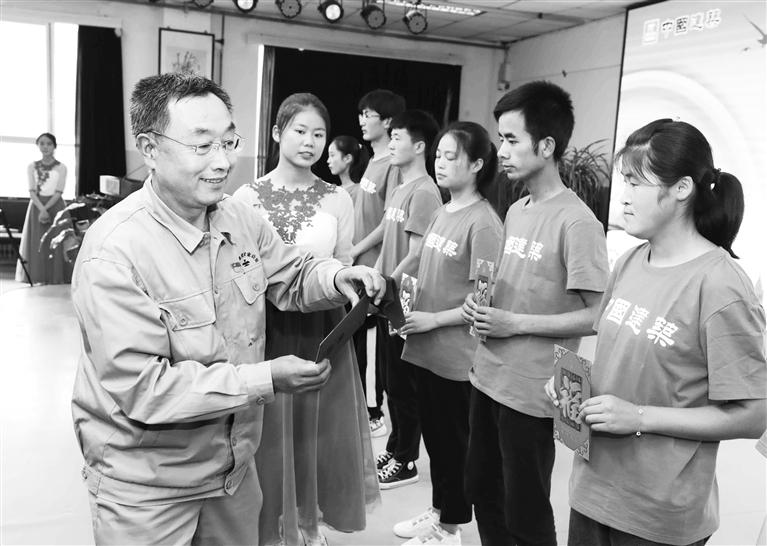 “彩虹益路”圆学子大学梦 “造血扶贫”助村民奔小康——中国建筑第二工程局有限公司康乐县帮扶记