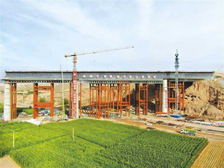 新建中兰客专新墩特大桥成功跨越文物保护区