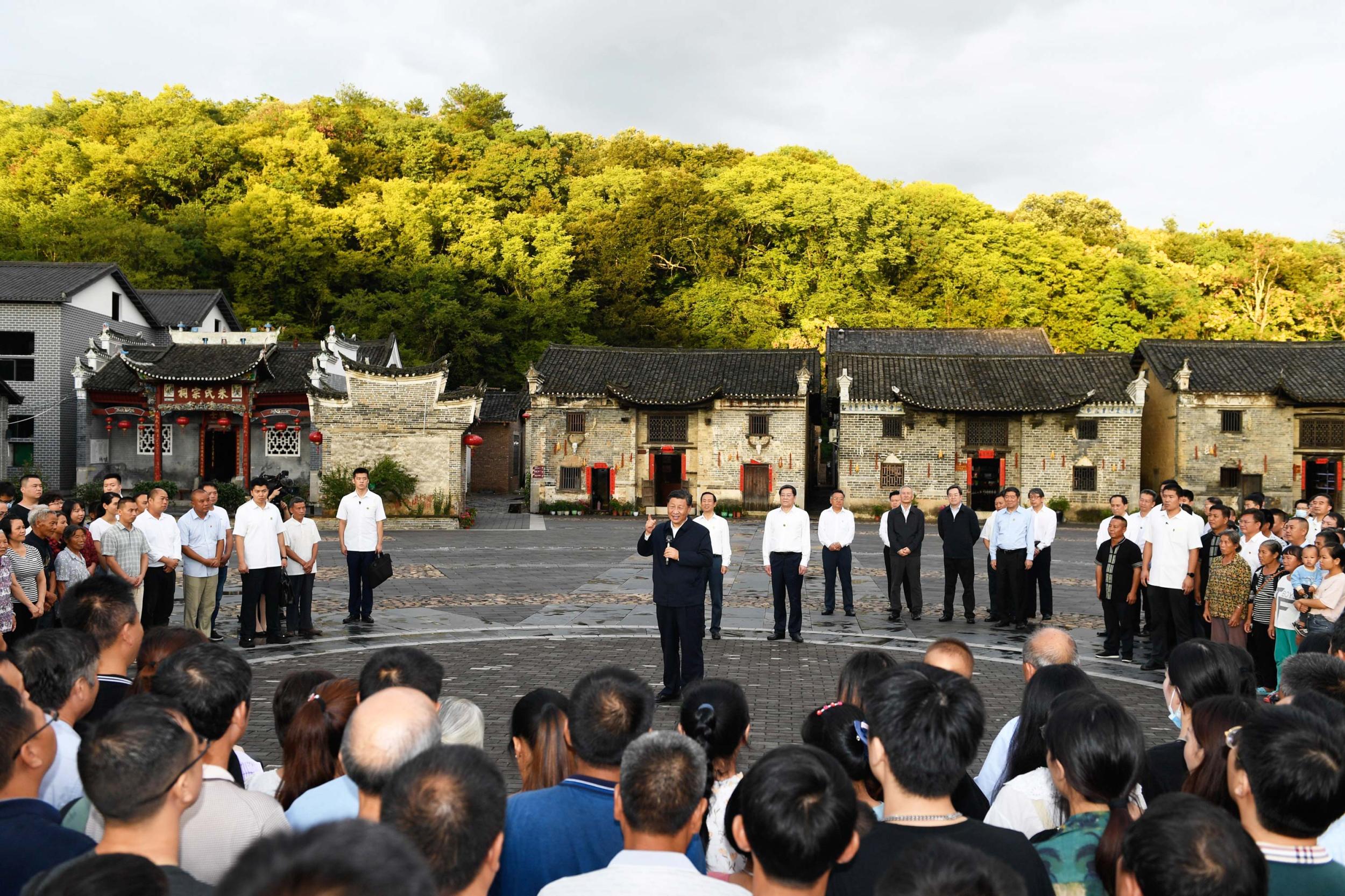 9月16日至18日,中共中央总书记、国家主席、中央军委主席习近平在湖南考察。这是16日下午,习近平在郴州市汝城县文明瑶族乡沙洲瑶族村,同村民和游客们亲切交流。