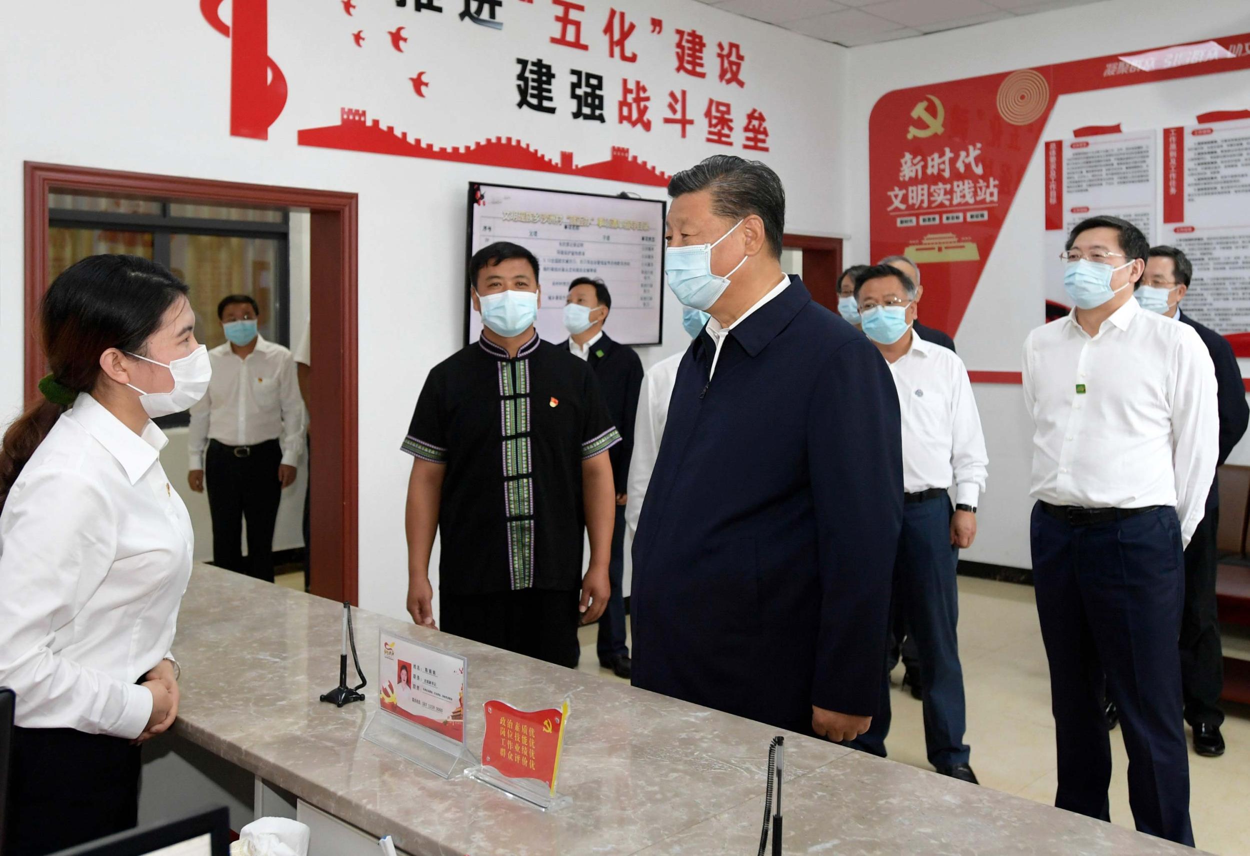 9月16日至18日,中共中央总书记、国家主席、中央军委主席习近平在湖南考察。这是16日下午,习近平在郴州市汝城县文明瑶族乡沙洲瑶族村服务中心,了解基层公共服务工作情况。