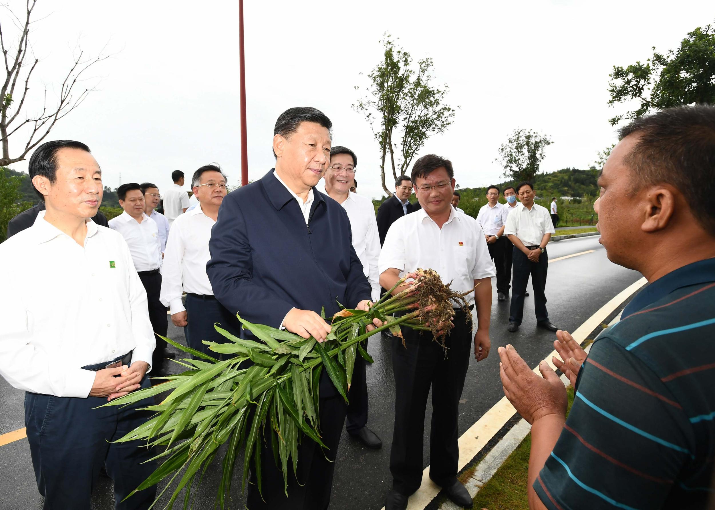 9月16日至18日,中共中央总书记、国家主席、中央军委主席习近平在湖南考察。这是16日下午,习近平在郴州市汝城县文明瑶族乡沙洲瑶族村沙洲现代农旅示范基地,了解扶贫产业发展和增收情况。