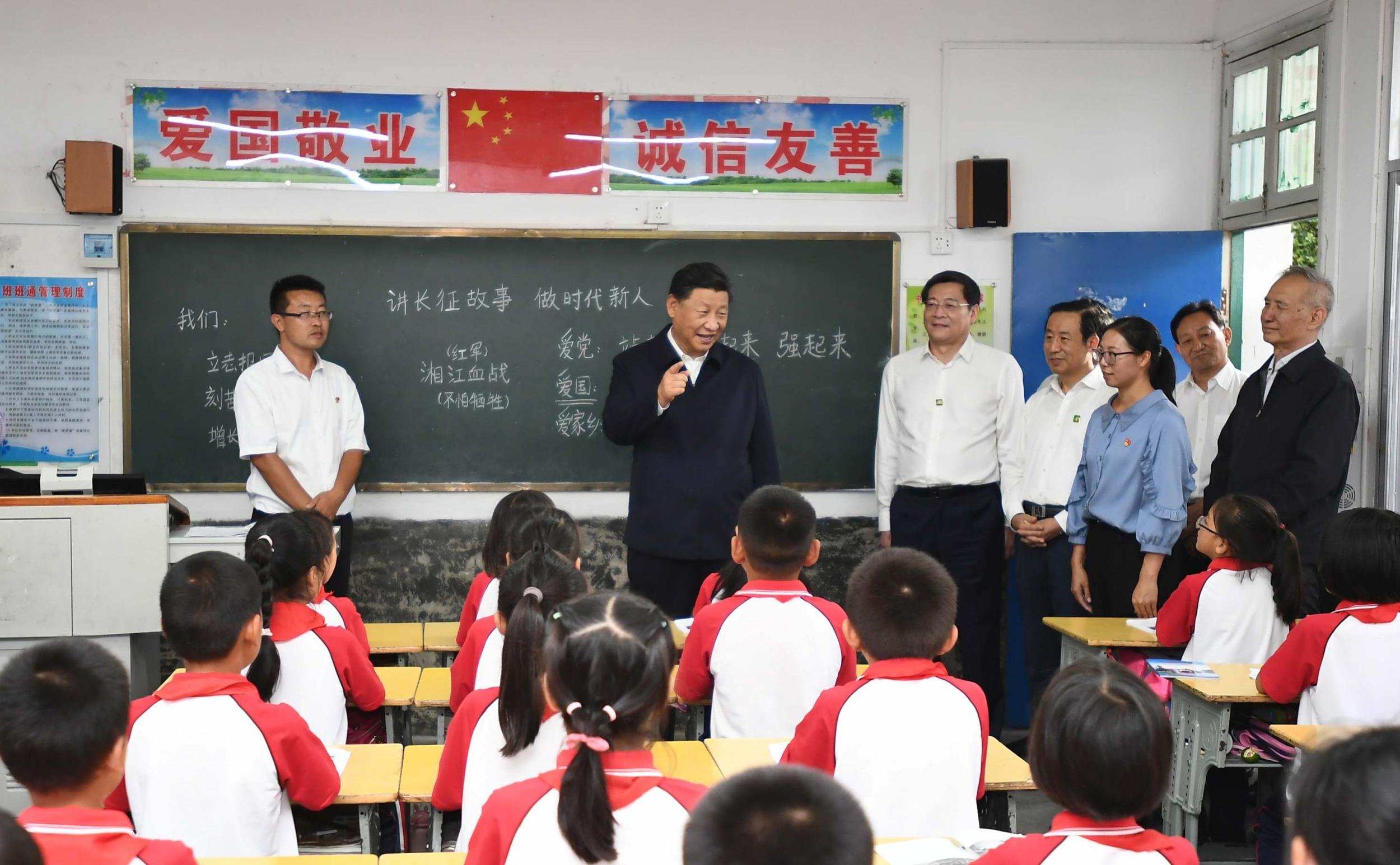 9月16日至18日,中共中央总书记、国家主席、中央军委主席习近平在湖南考察。这是16日下午,习近平在郴州市汝城县文明瑶族乡第一片小学,同正在上思政课的同学们亲切交流。
