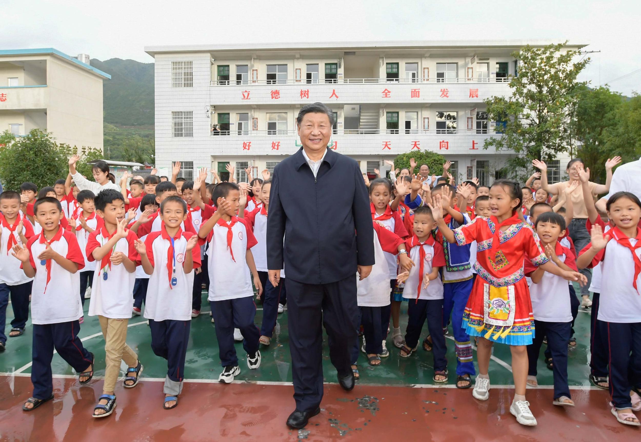 9月16日至18日,中共中央总书记、国家主席、中央军委主席习近平在湖南考察。这是16日下午,在郴州市汝城县文明瑶族乡第一片小学,师生们簇拥着习近平步出校园。