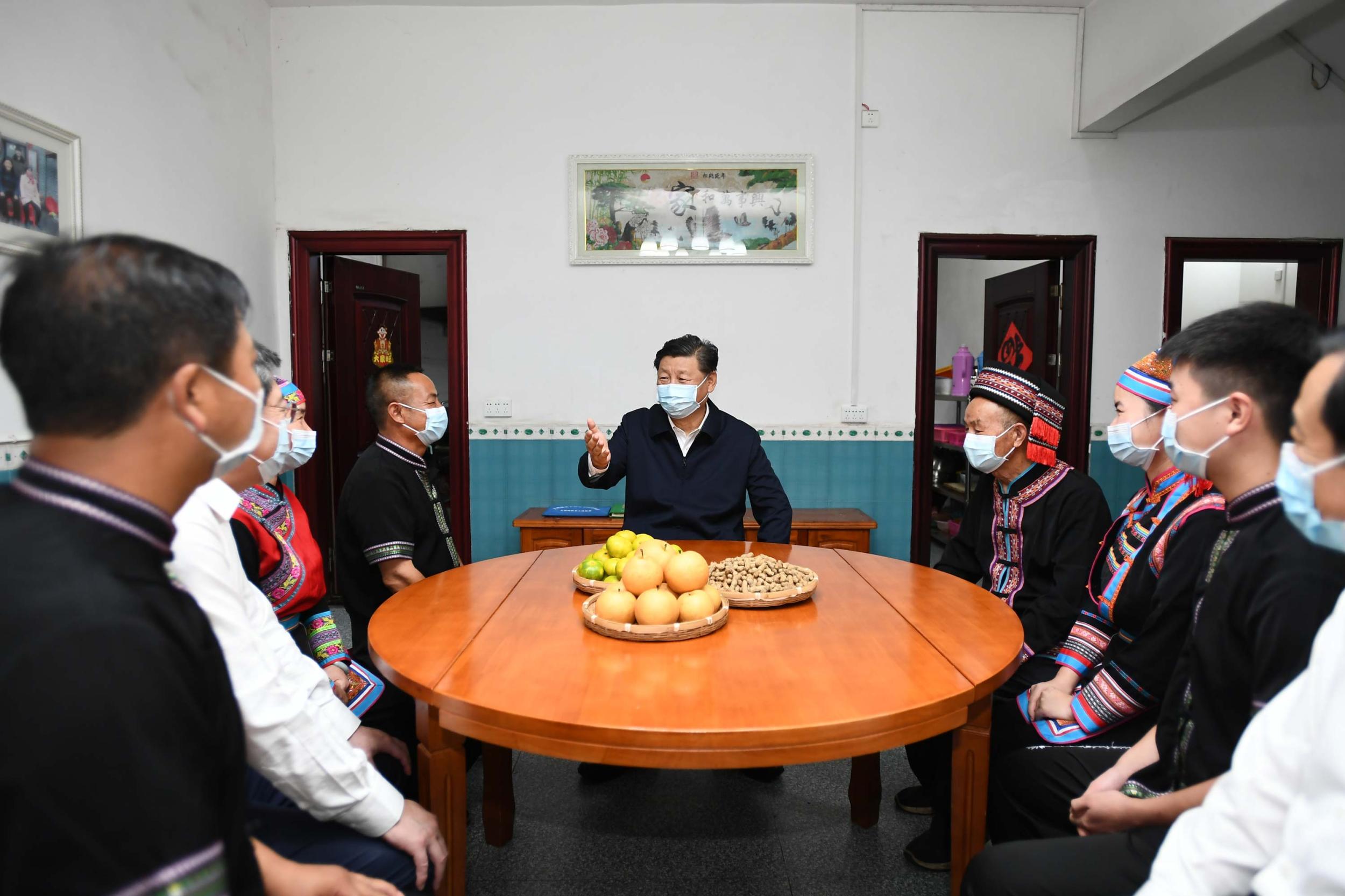 9月16日至18日,中共中央总书记、国家主席、中央军委主席习近平在湖南考察。这是16日下午,在郴州市汝城县文明瑶族乡沙洲瑶族村,习近平同村民朱小红一家拉家常。