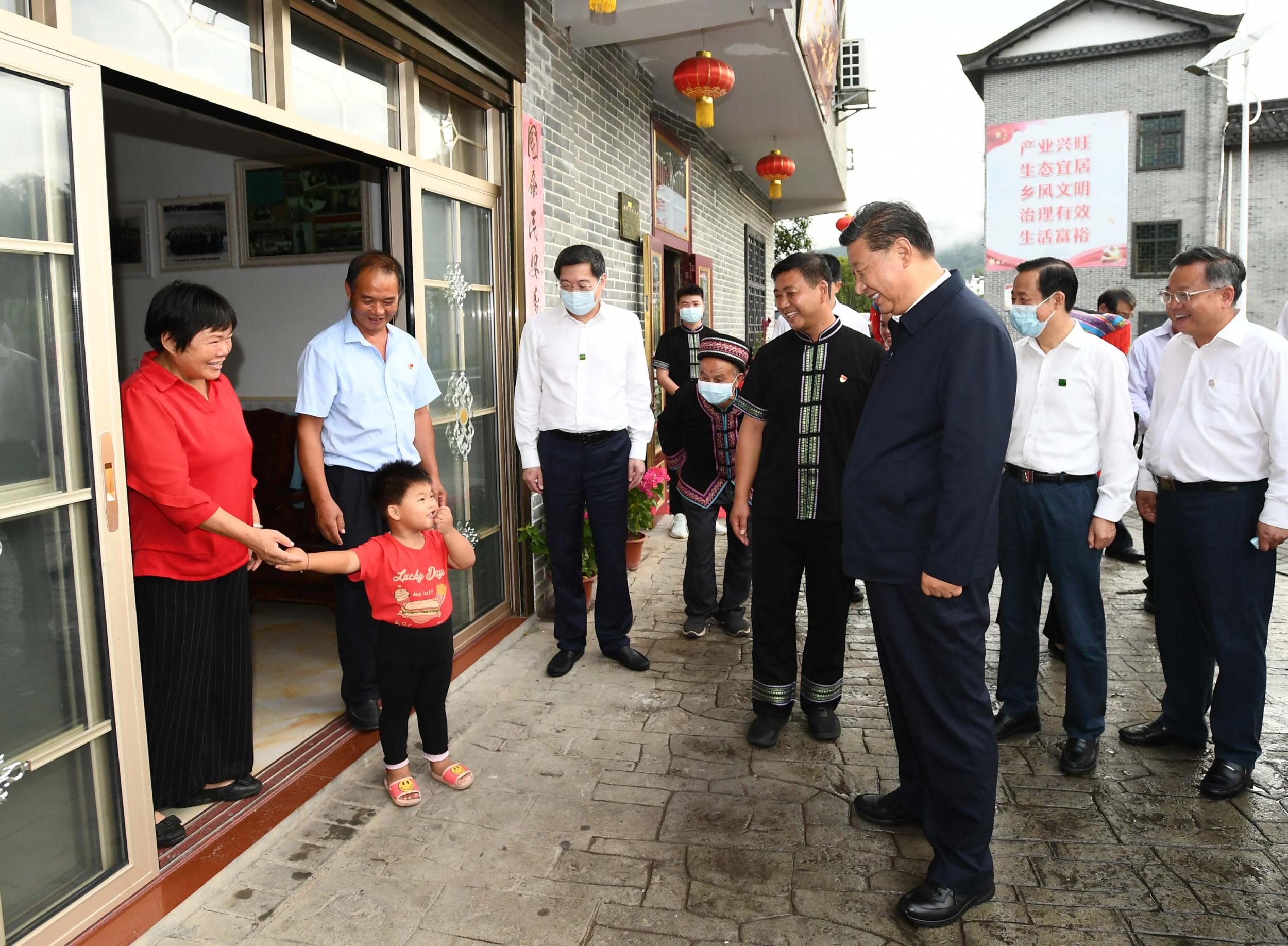 9月16日至18日，中共中央总书记、国家主席、中央军委主席习近平在湖南考察。这是16日下午，习近平在郴州市汝城县文明瑶族乡沙洲瑶族村察看村容村貌，同村民亲切交谈。