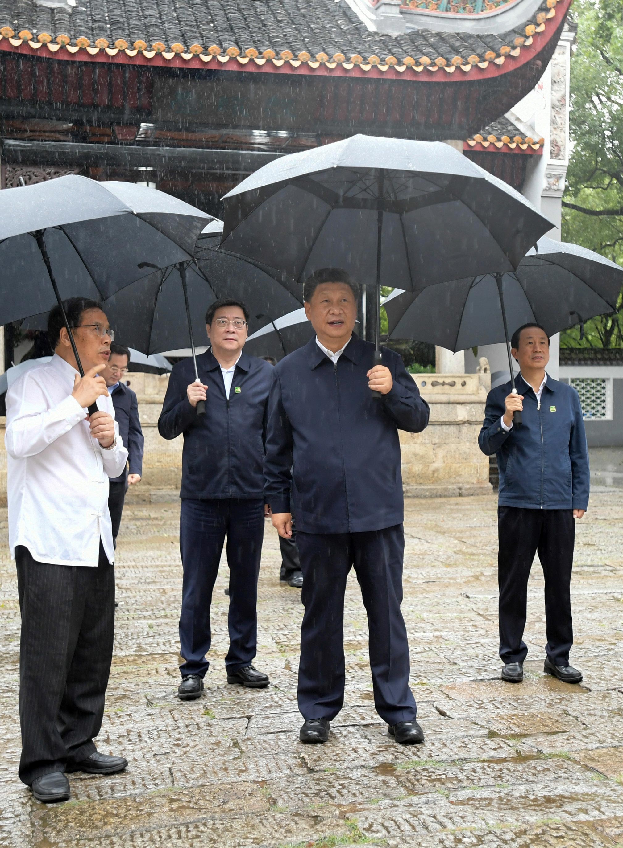 9月16日至18日,中共中央总书记、国家主席、中央军委主席习近平在湖南考察。这是17日下午,习近平在湖南大学岳麓书院考察调研,了解人才培养、文化传承等情况。