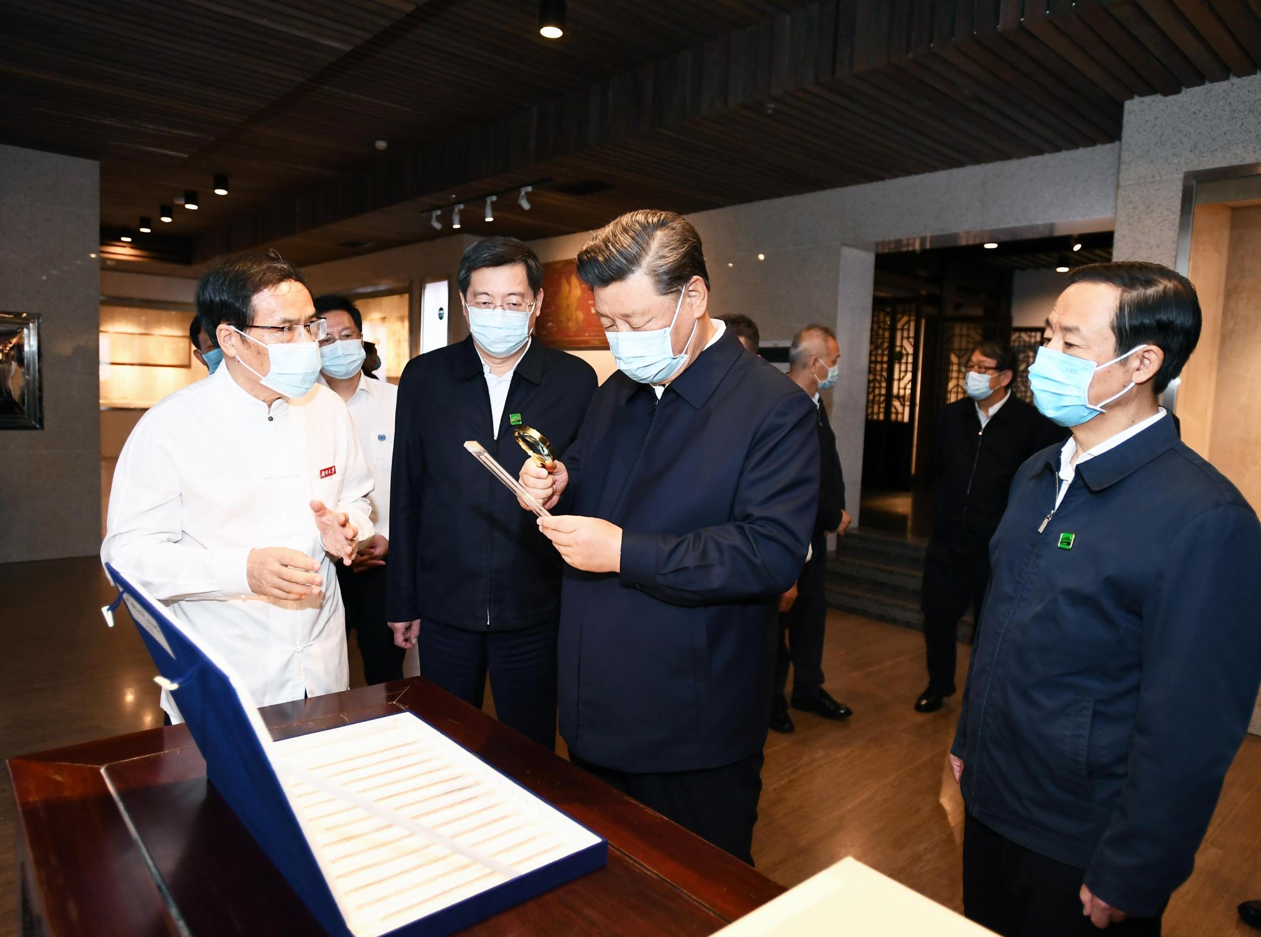 9月16日至18日,中共中央总书记、国家主席、中央军委主席习近平在湖南考察。这是17日下午,习近平在湖南大学岳麓书院考察调研,了解人才培养、文化传承等情况。