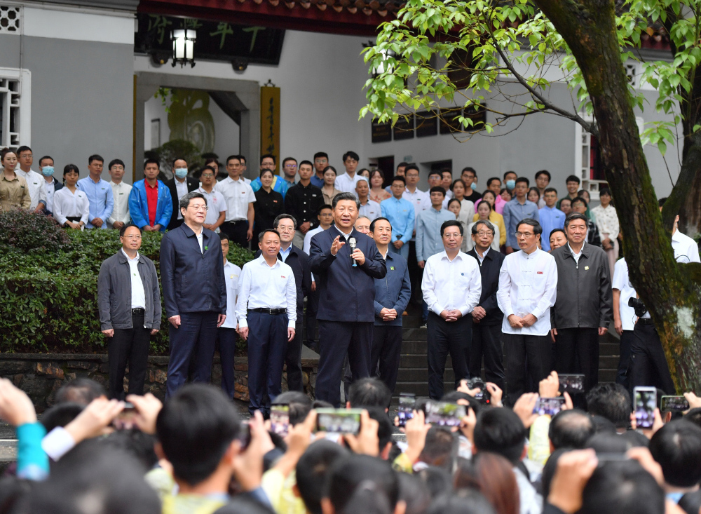 9月16日至18日,中共中央总书记、国家主席、中央军委主席习近平在湖南考察。这是17日下午,习近平在湖南大学考察时,同师生们亲切交流。