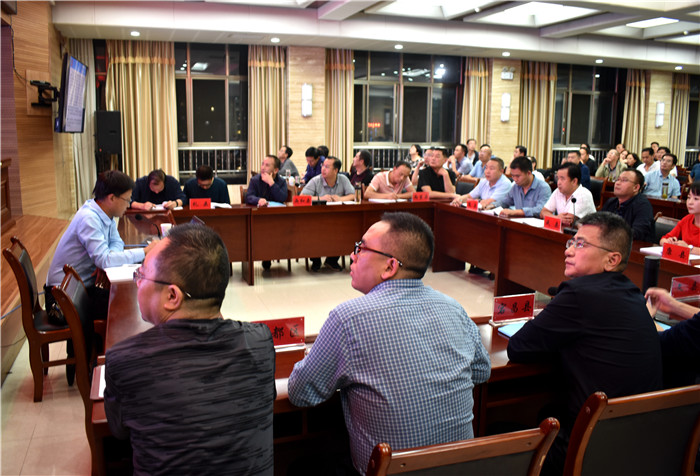 1600678317145740.jpg 实务教学现场,学员们认真分析虚拟案例.jpg