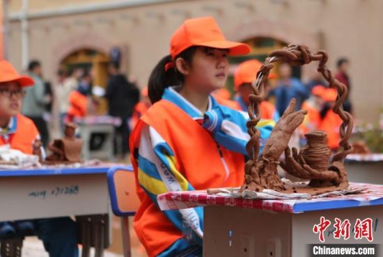 第四届马家窑文化节期间，学生参加临洮县中小学生陶艺大赛。　耿馨宁 摄