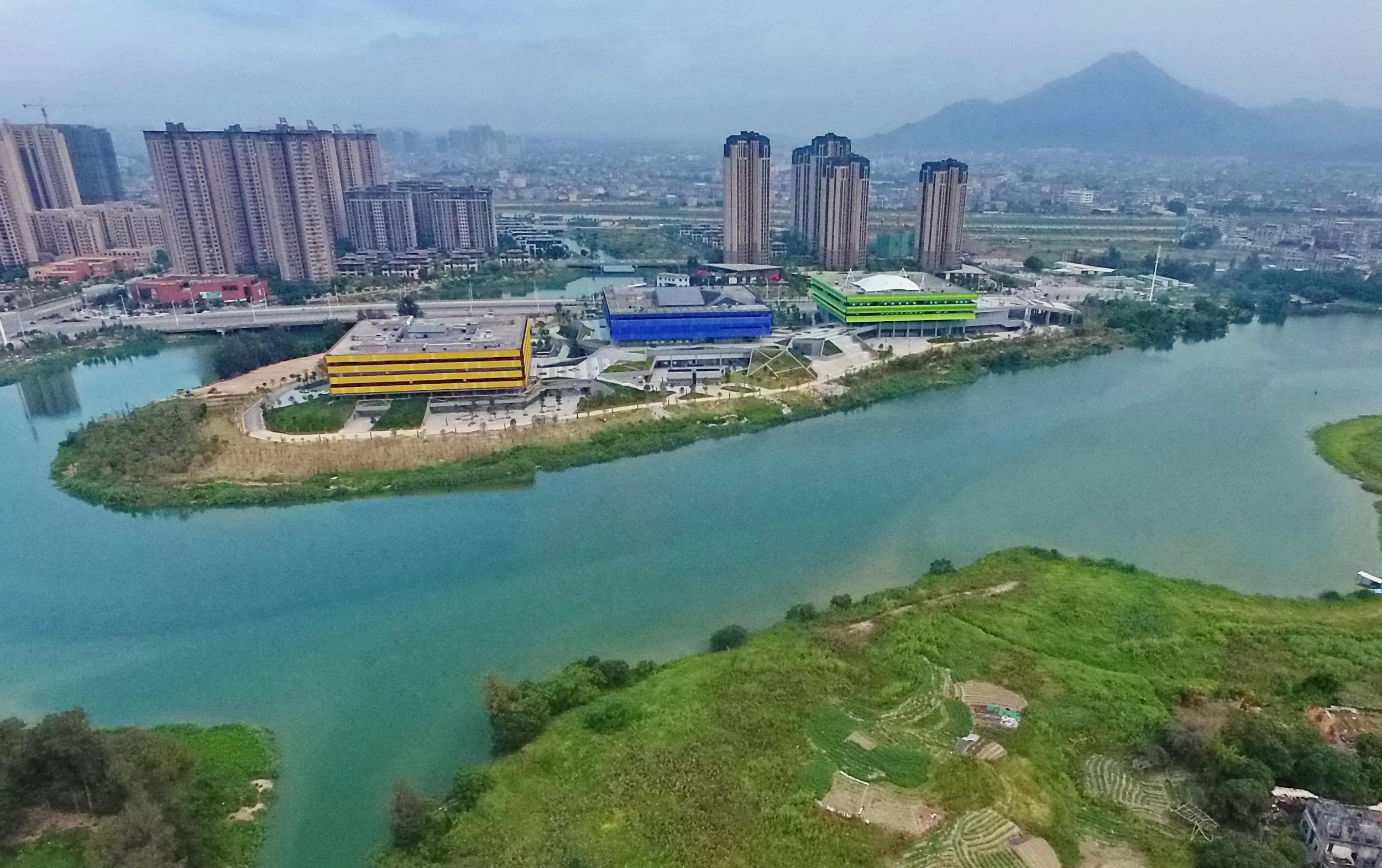 这是利用木兰溪流域旧河道开挖成的人工湖——玉湖。当地在此结合周边公共绿地,建设公共建筑,实现了现代建筑与自然景观浑然一体。