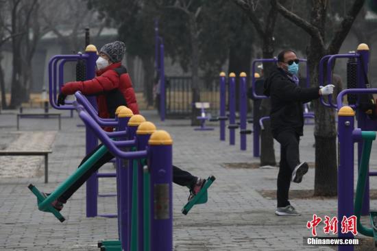 2月13日,北京天坛公园内,市民佩戴口罩健身。 <a target='_blank' data-cke-saved-href='http://www.chinanews.com/' href='http://www.chinanews.com/'>中新社</a>记者 蒋启明 摄 点击进入下一页