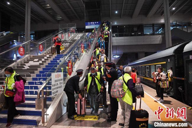 资料图:游客乘火车出行。 杨艳敏 摄 点击进入下一页