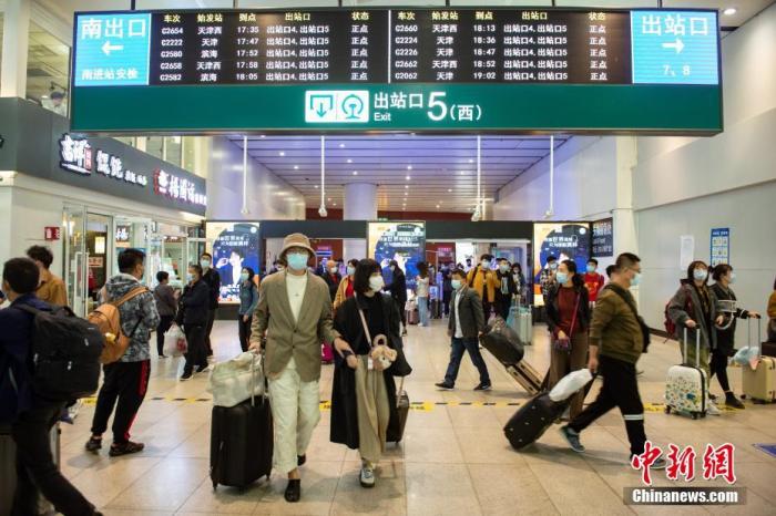 10月8日,旅客走出铁路北京南站5号出站口。 <a target='_blank' data-cke-saved-href='http://www.chinanews.com/' href='http://www.chinanews.com/'>中新社</a>记者 田雨昊 摄 点击进入下一页