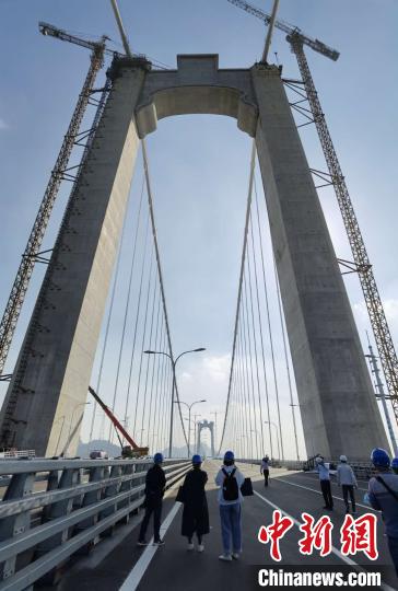 11日,<a target='_blank' data-cke-saved-href='http://www.chinanews.com/' href='http://www.chinanews.com/' >中新网</a>记者登上五峰山长江大桥公路桥的桥面。 朱晓颖 摄 点击进入下一页