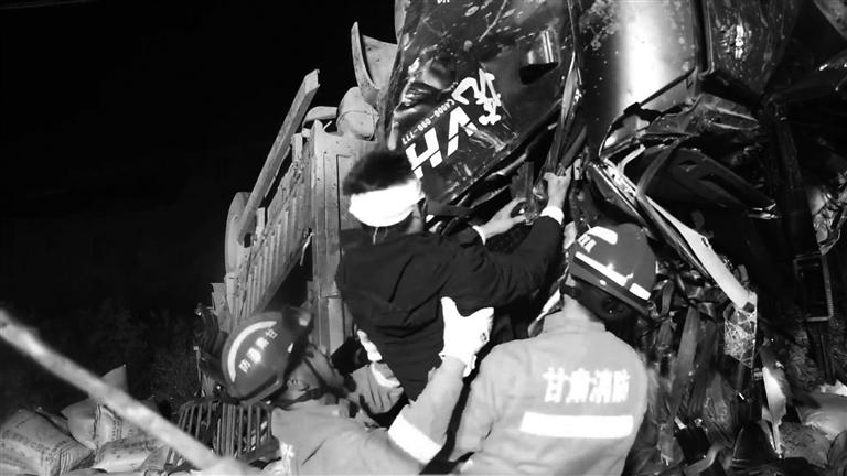 庆阳：轻卡侧翻司机被困 消防员破拆驾驶室救人