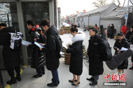 资料图:图为艺术类考生排队等待进入考场。<a target='_blank' data-cke-saved-href='http://www.chinanews.com/' href='http://www.chinanews.com/' >中新网</a>记者 李骏 摄 点击进入下一页