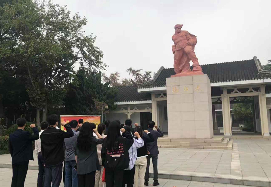 泰州周山河街区党员干部在烈士塑像前重温入党誓言。 泰州周山河街区党员干部在烈士塑像前重温入党誓言。