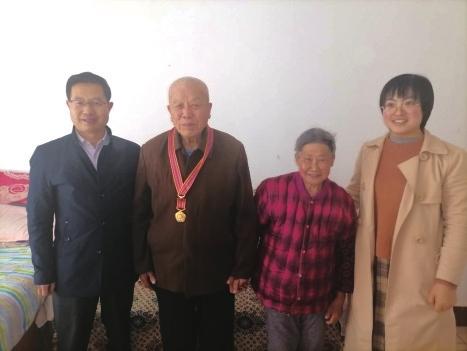 兰州市七里河区70名老同志获颁中国人民志愿军援朝出国作战70周年纪念章