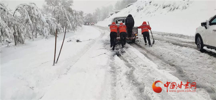 甘肃多地迎来首场降雪 公路部门除雪保畅在路上