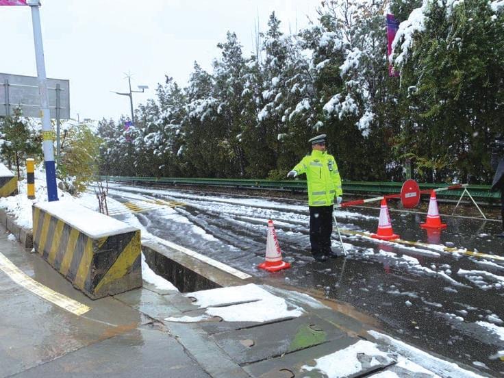 26日兰州市大部分地区出现雨雪天气 交警全员上岗坚守道路第一线