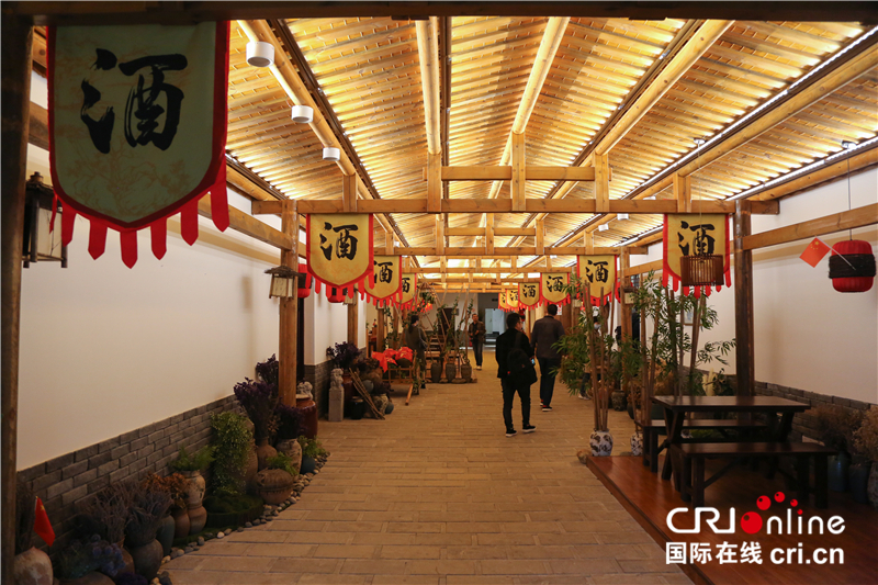 【文化扶贫在行动:湖北篇】山高挡不住酒香 看十堰房县“一壶酒”酿成的小康